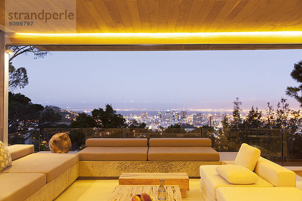 Modernes Wohnzimmer mit Blick auf das beleuchtete Stadtbild bei Nacht