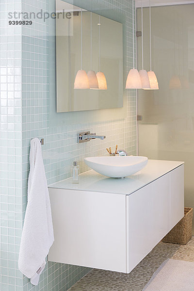 Spüle  Spiegel und Lampen im modernen Bad