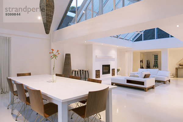 Esstisch  Sofas und Oberlichter im offenen Ess- und Wohnbereich des modernen Hauses