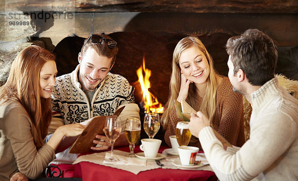 Freunde bestellen Essen im Restaurant