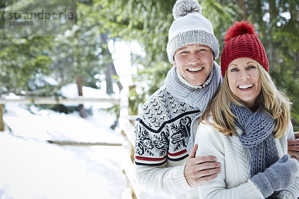 Paarumarmungen im Schnee