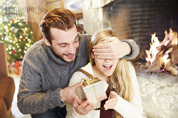 Paar tauscht an Weihnachten Geschenke aus