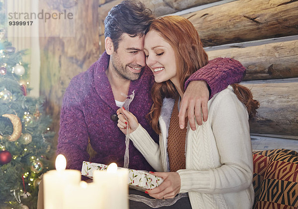 Paar tauscht an Weihnachten Geschenke aus