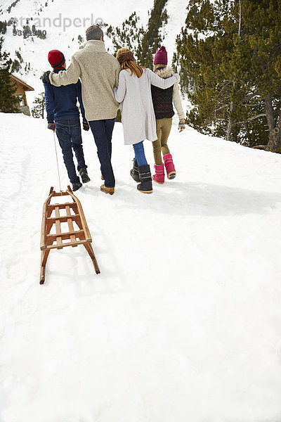 Familienwandern im Schnee zusammen