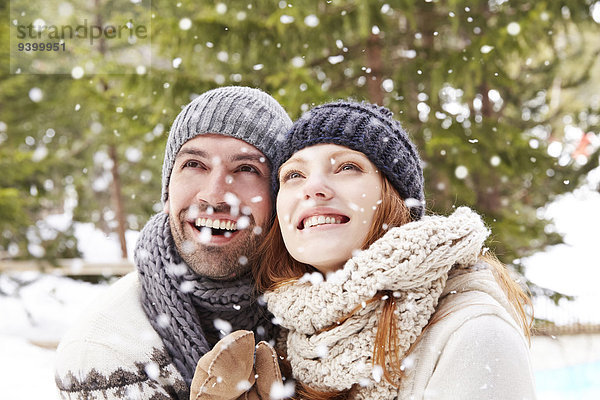 Paar bewundert den Schnee zusammen