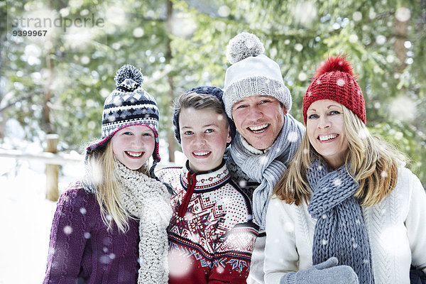 Familienumarmung im Schnee