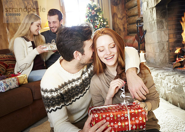 Paar tauscht an Weihnachten Geschenke aus