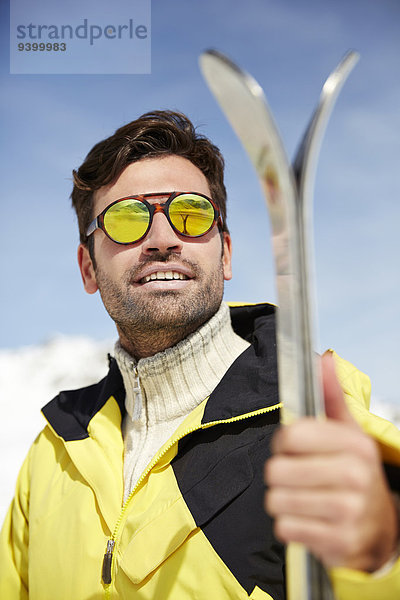 Mann mit Skiern im Freien