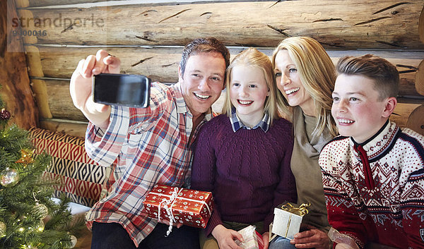 Familie fotografiert gemeinsam an Weihnachten