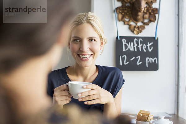 Frauen beim gemeinsamen Kaffee im Cafe