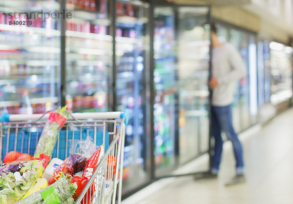 Defokussierte Ansicht des Mannes beim Einkaufen im Lebensmittelgeschäft