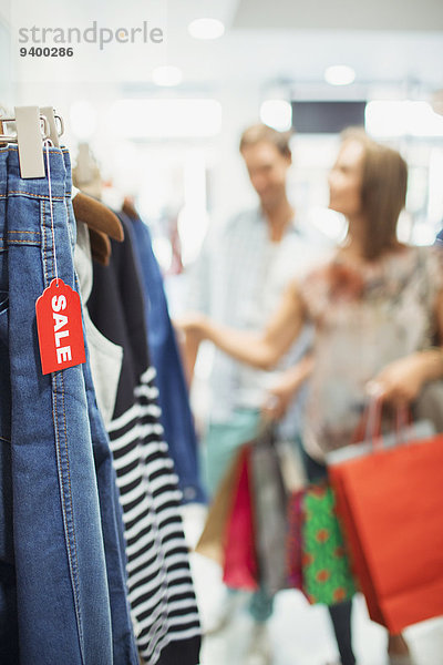 Nahaufnahme des Verkaufsetiketts auf der Kleidung im Geschäft