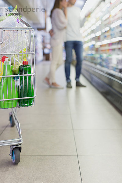 Defokussierter Blick auf das gemeinsame Einkaufen von Paaren im Lebensmittelgeschäft