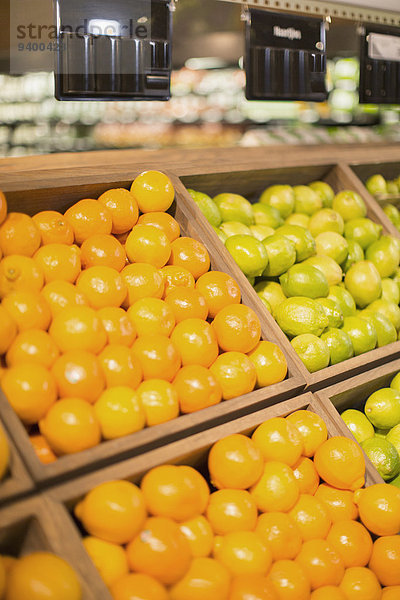 Nahaufnahme von Obst für den Verkauf im Lebensmittelgeschäft