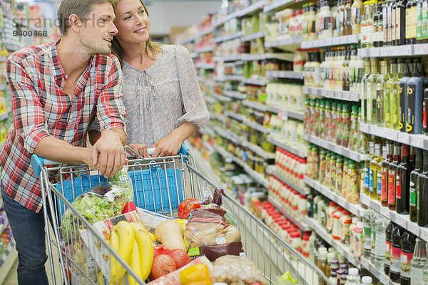 Gemeinsames Einkaufen im Lebensmittelgeschäft