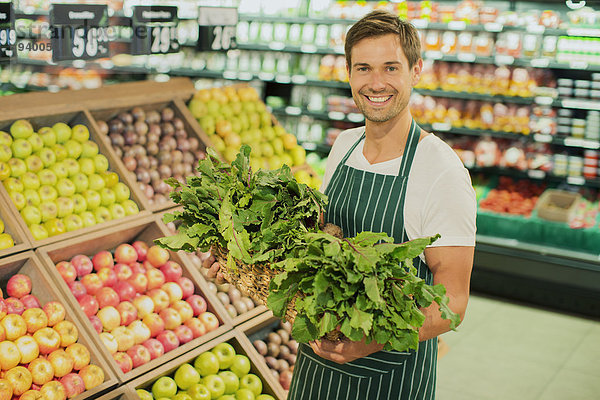 Sachbearbeiter mit Produkten im Lebensmittelgeschäft