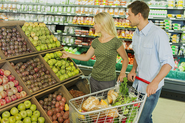 Gemeinsames Einkaufen in der Produktabteilung des Lebensmittelladens