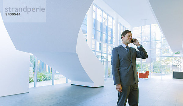 Geschäftsmann beim Telefonieren im Bürogebäude