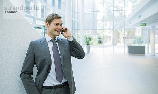 Geschäftsmann beim Telefonieren im Bürogebäude