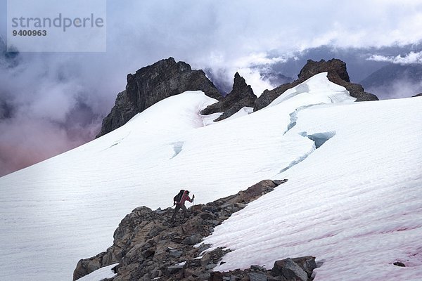 Bergsteiger wandern Gletscherspalte Dämmerung