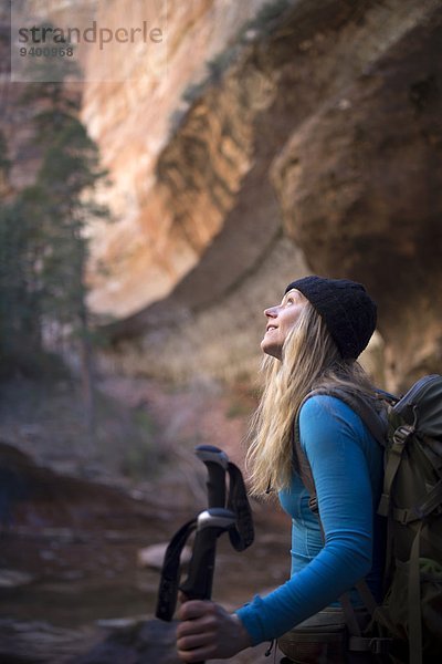 Nationalpark Felsbrocken junge Frau junge Frauen wandern rot