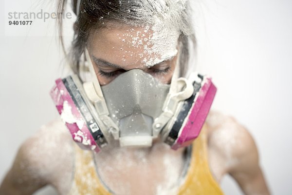 junge Frau junge Frauen Kleidung arbeiten Maske Gas