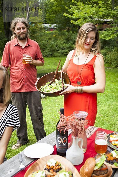 Abendessen Frau Mann jung essen essend isst