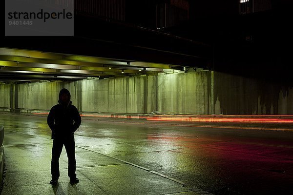 Mann Auto Nacht Silhouette Weg Hintergrund Beleuchtung Licht Bewegungsunschärfe