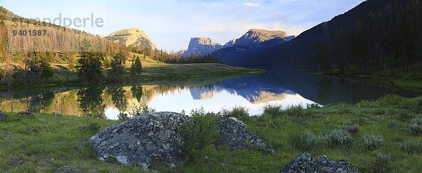 Berg über grün Wald See Fluss Entdeckung Wyoming