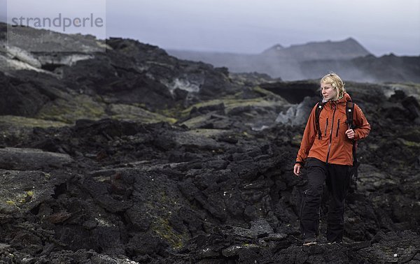 Frau Vulkan Lava Feld wandern Nord-Island