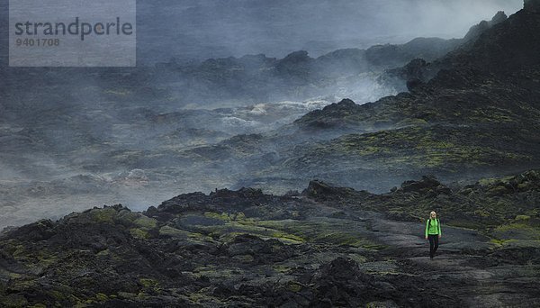 Frau Vulkan Lava Feld wandern Nord-Island