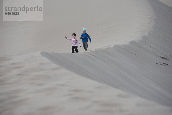 Bruder Schwester Zwilling - Person groß großes großer große großen Sand Düne