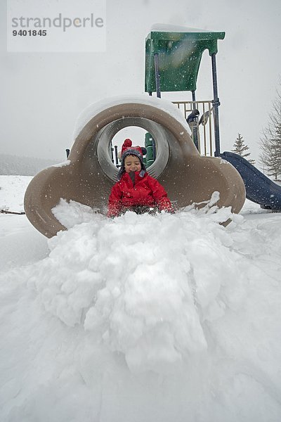 Junge - Person Schnee Spielplatz Rutsche rutschen