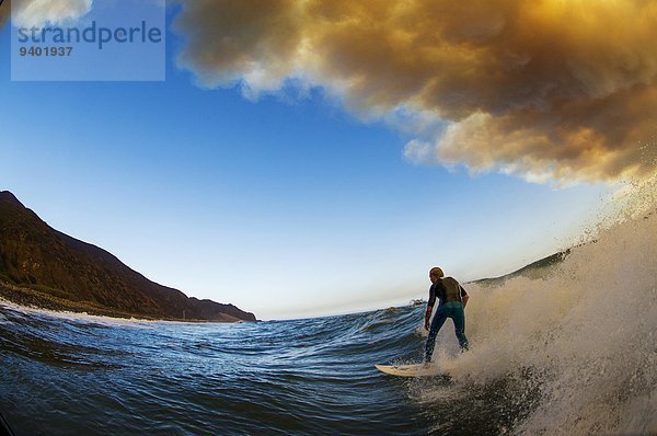 unterhalb Feuer Wellenreiten surfen