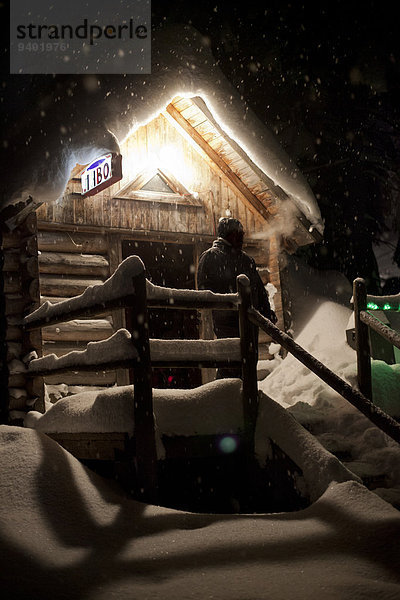 Außenaufnahme Mann bedecken lesen Zigarette Rauch Zeichen Blizzard Ländliches Motiv ländliche Motive Bier Signal Schnee Ukraine