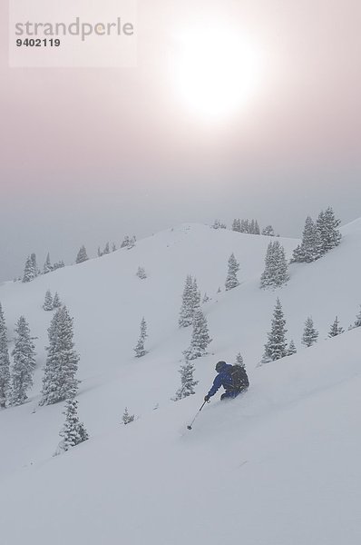 Außenaufnahme Mann Tag Skisport unbewohnte entlegene Gegend Bewölkung bewölkt bedeckt