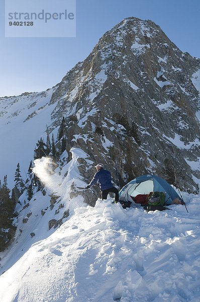 Mann Landschaftlich schön landschaftlich reizvoll camping graben gräbt grabend Einsamkeit unterhalb Schnee