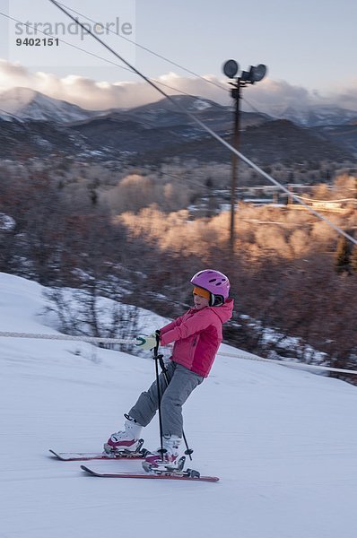 abschleppen Hügel Ski jung Zimmer Mädchen