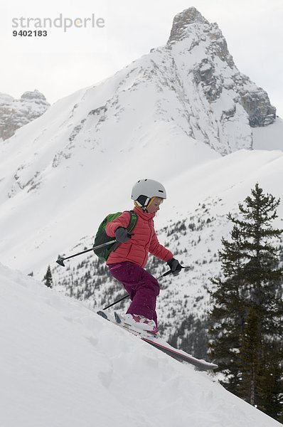 Skisport Bach unbewohnte entlegene Gegend jung Mädchen Icefields Parkway