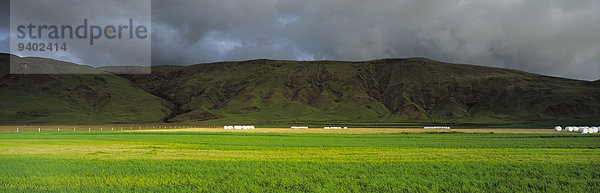 Gebirge Panorama Außenaufnahme Landschaftlich schön landschaftlich reizvoll Berg Tag Ruhe Landschaft Schönheit niemand Tal Querformat Feld Wiese grün Wolkengebilde Island Idylle Gebirgszug freie Natur Thorsmörk