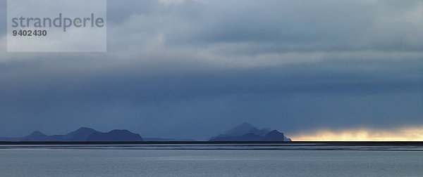 Außenaufnahme Landschaftlich schön landschaftlich reizvoll Wasser Tag Ruhe Landschaft Schönheit Küste niemand Meer Querformat Wolkengebilde Island Idylle freie Natur