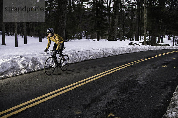 Winter Landschaft fahren Fahrradfahrer Fernverkehrsstraße