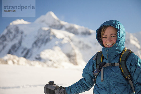 junge Frau junge Frauen Portrait Hintergrund Berg Mount Shuksan Schneeschuhlaufen