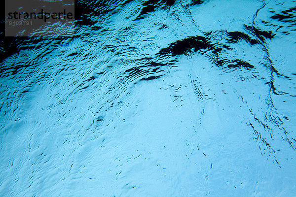 Anschnitt Außenaufnahme Muster Wasser Frankreich Tag Schönheit Unterwasseraufnahme niemand Spiegelung Meer Natur Querformat Abstraktion Hintergrund Close-up gewellt blau Korsika Formatfüllend freie Natur Schnittmuster