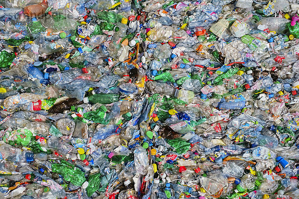 Außenaufnahme Tag Erhöhte Ansicht Aufsicht Recycling Umweltschutz Umwelt niemand Querformat Hintergrund Kunststoff drücken Flasche Formatfüllend freie Natur Schweiz