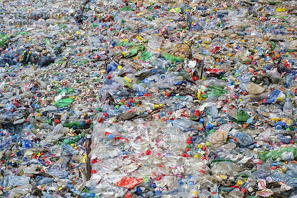 Erhöhte Ansicht Aufsicht Außenaufnahme Tag Recycling Umweltschutz Umwelt niemand Querformat Hintergrund Kunststoff drücken Flasche Formatfüllend freie Natur Schweiz
