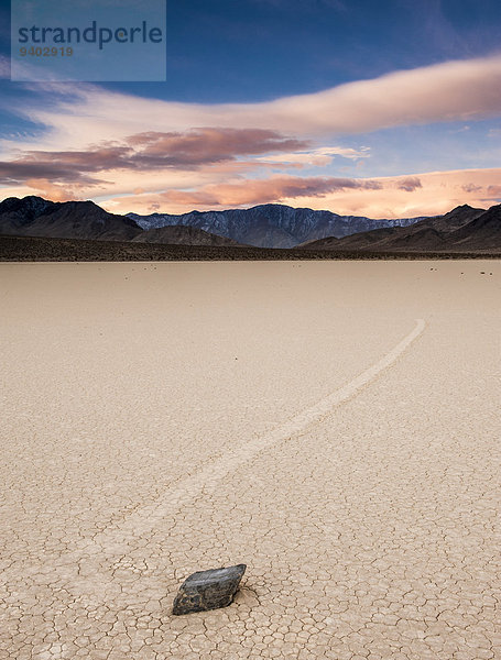 leer Gebirge Nationalpark Außenaufnahme Muster Textfreiraum Tag Wolke Landschaft niemand trocken Wüste Rennstrecke zerreißen Horizont extrem Sehenswürdigkeit Death Valley Nationalpark Öde Kalifornien Dürre Idylle Gebirgszug freie Natur Schnittmuster