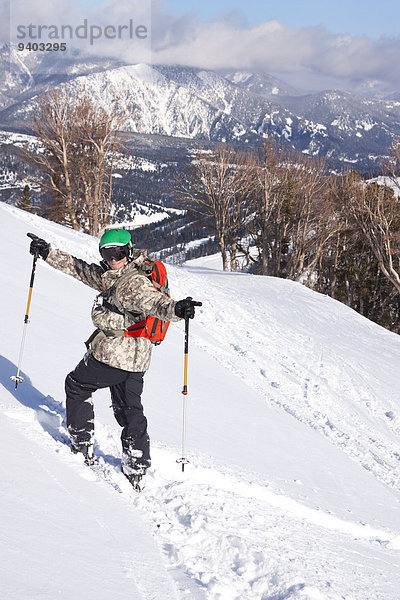 Skifahrer Fest festlich Himmel rennen groß großes großer große großen Skisport Urlaub Gesichtspuder tief