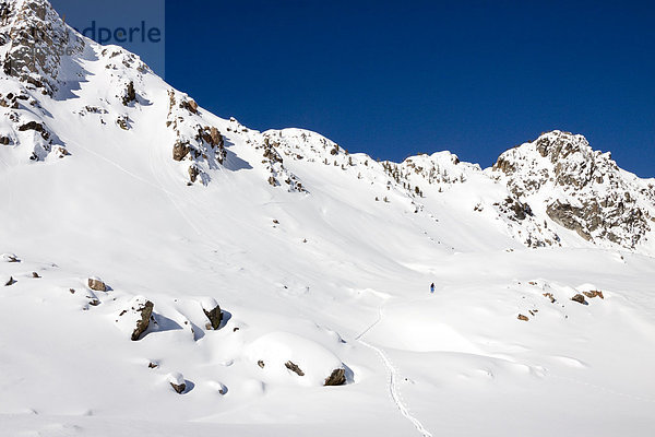 nahe Skifahrer Frische Himmel groß großes großer große großen unbewohnte entlegene Gegend Bienenstock Schnee