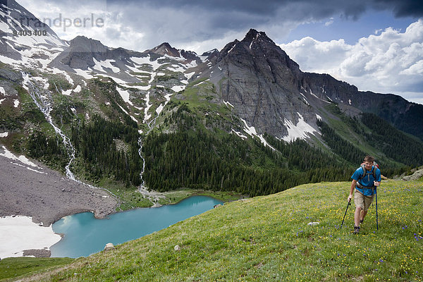 nahe über See wandern blau